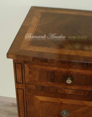 Riproduzione in stile classico Maggiolini di un cassettone in legno di noce intarsiato da camera o soggiorno